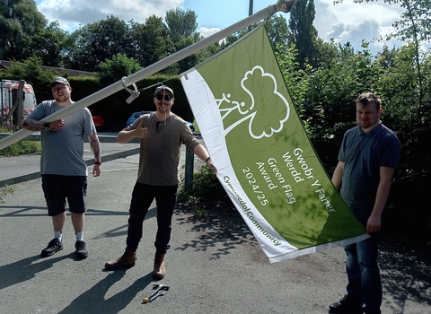 Wild Skills Wild Spaces volunteers erecting Severn Farm Ponds green flag 